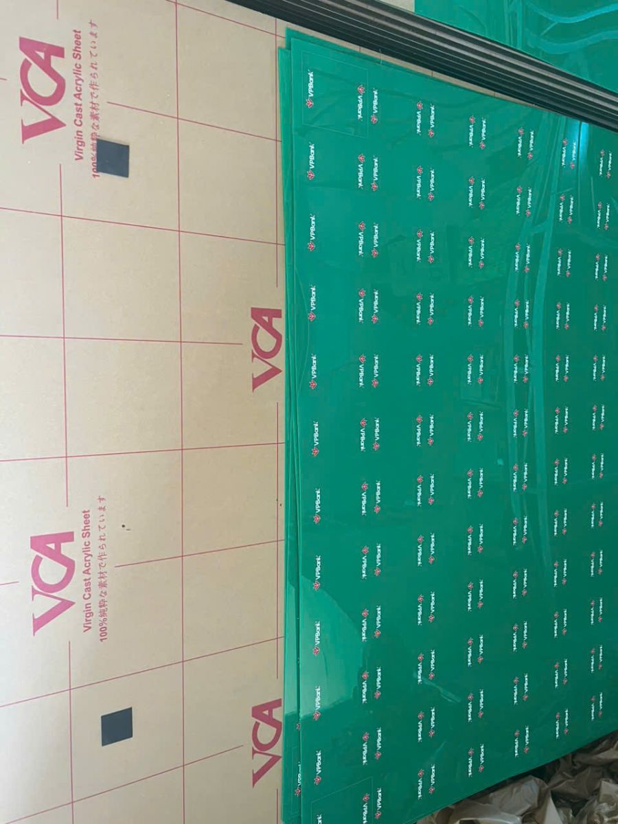 In uv lên tấm mica đúc màu xanh lá 